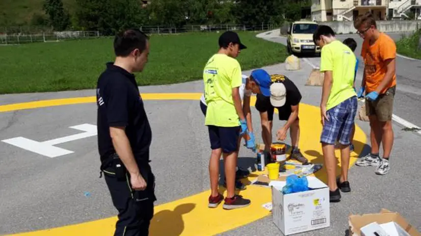 Vesio di Tremosine, i giovanissimi volontari realizzano la piazzola per l'elisoccorso