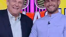 Il presentatore e il concorrente: Gerry Scotti si «coccola» Christian Fregoni