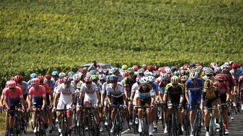 Una momento della terza tappa del Tour de France 2019 - Foto Epa © www.giornaledibrescia.it