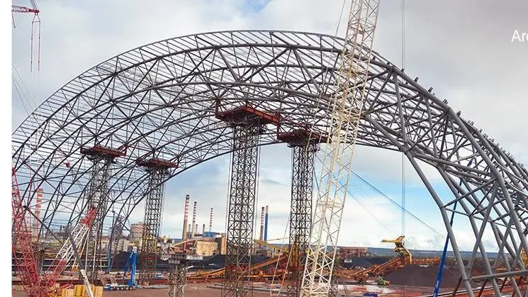 Il «cappello» che si sta realizzando a Taranto per proteggere la città dalle polveri - © www.giornaledibrescia.it