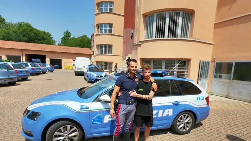 Poliziotto e pescatore insieme dopo il salvataggio