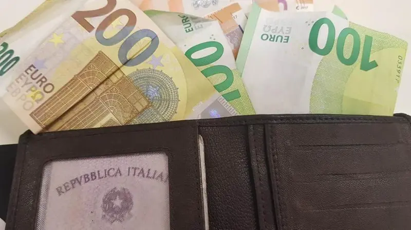 Il portafogli smarrito e ritrovato con documenti e denaro al suo interno - © www.giornaledibrescia.it
