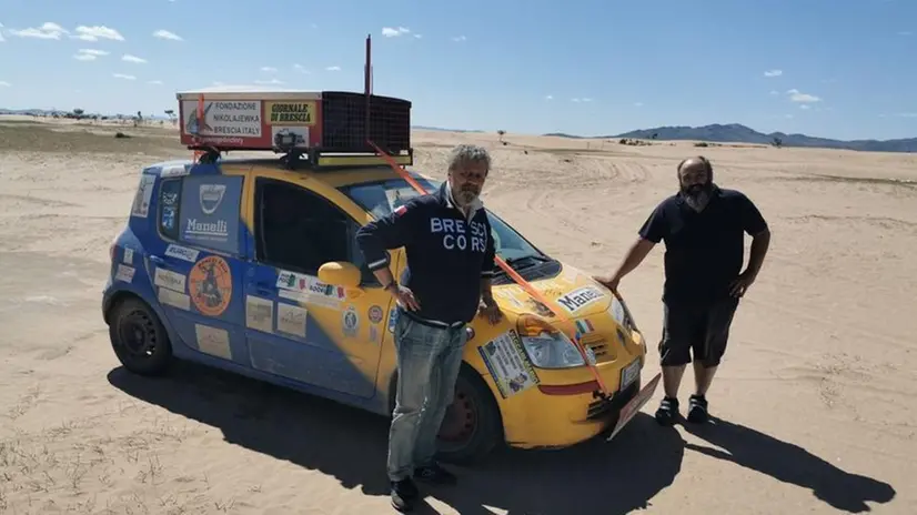 Il team bresciano nel deserto - © www.giornaledibrescia.it