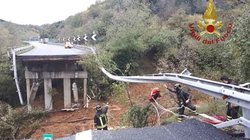 Maltempo, crolla un viadotto sulla Torino-Savona