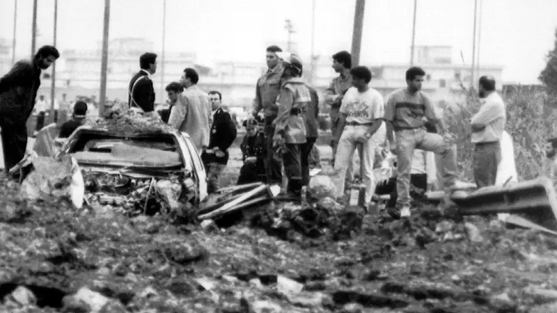 Gli investigatori sul luogo della strage - Foto © www.giornaledibrescia.it