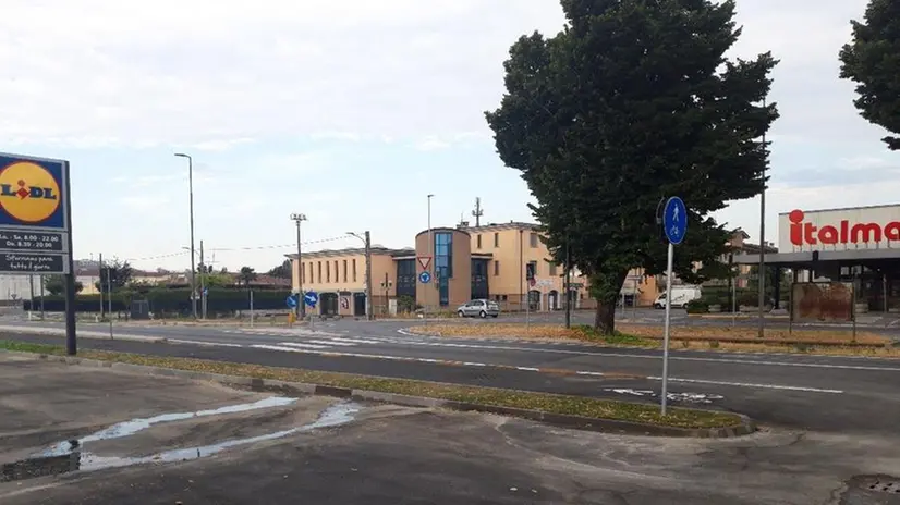 Via Cremona a Manerbio era una zona industriale dismessa: ora ospita negozi e supermercati - © www.giornaledibrescia.it