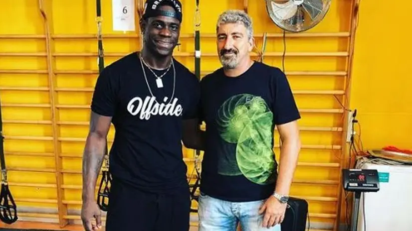 Mario Balotelli abbraccia Dario Hubner (foto Instagram)