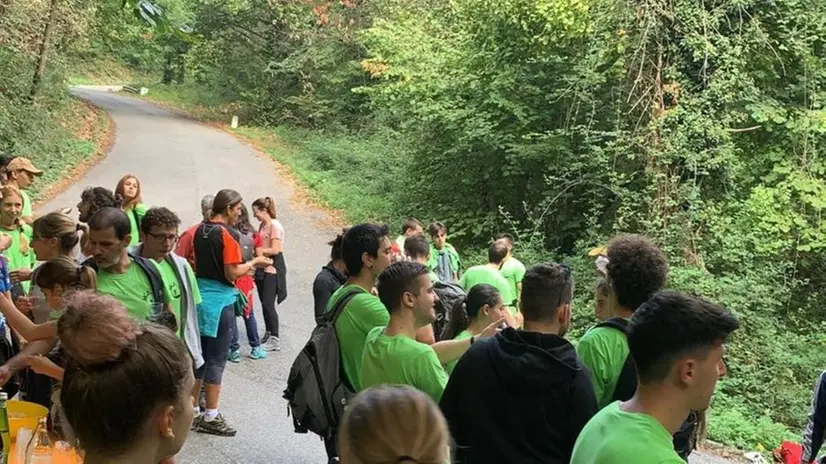 La giornata. I volontari sul versante bresciano del colle S. Giuseppe
