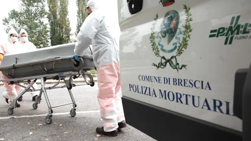 L'intervento della polizia mortuaria. © www.giornaledibrescia.it