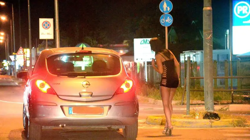 Un cliente fermo in auto mentre parla con una prostituta - New Eden Group © www.giornaledibrescia.it