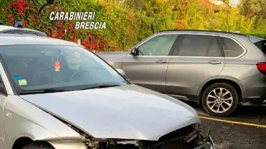 La vettura danneggiata dopo la fuga.  © www.giornaledibrescia.it