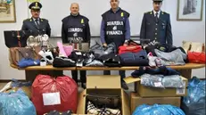 Parte della merce sequestrata dalla Guardia di Finanza - © www.giornaledibrescia.it