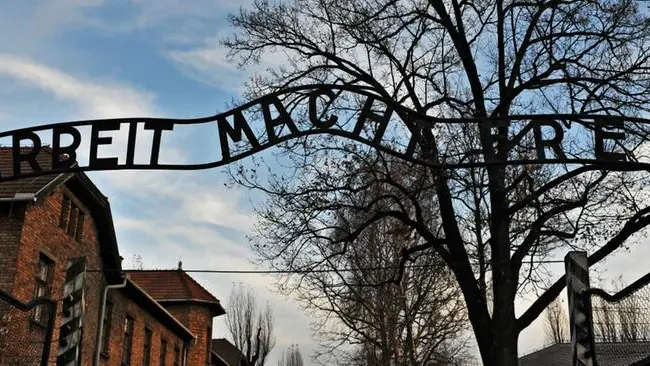 L'ingresso al campo di concentramento di Auschwitz
