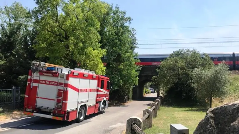 Il Frecciarossa fermo sui binari dopo l'investimento in località Montecroce - © www.giornaledibrescia.it