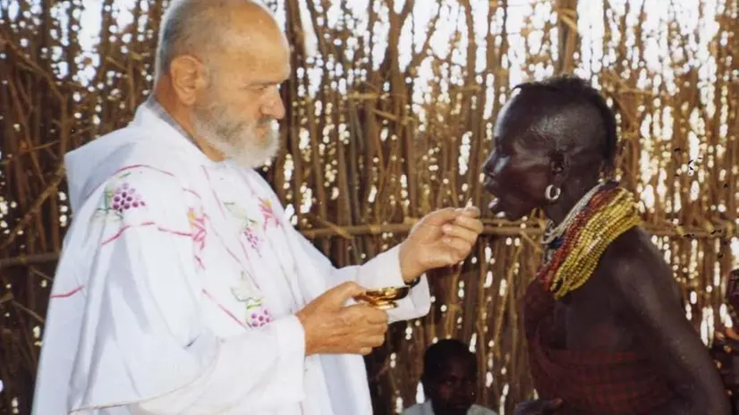 Padre Elia Ciapetti in una missione africana - © www.giornaledibrescia.it