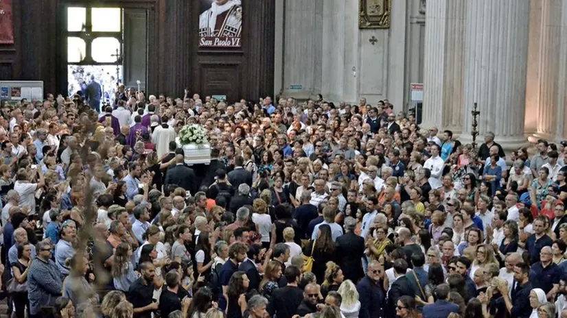 Il dolore in cattedrale per i funerali di Nadia Toffa