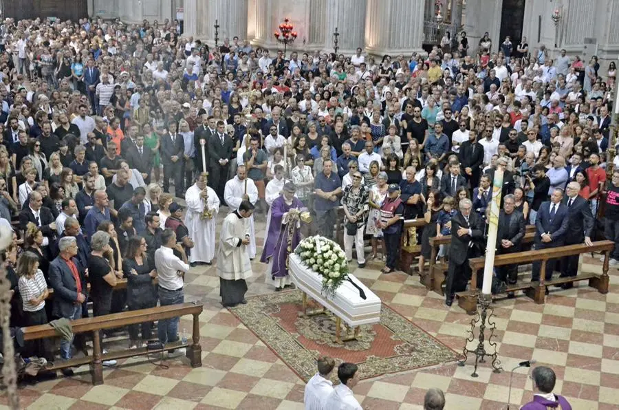 Il dolore in cattedrale per i funerali di Nadia Toffa