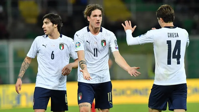 Sandro Tonali festeggia un gol con Zaniolo e Chiesa