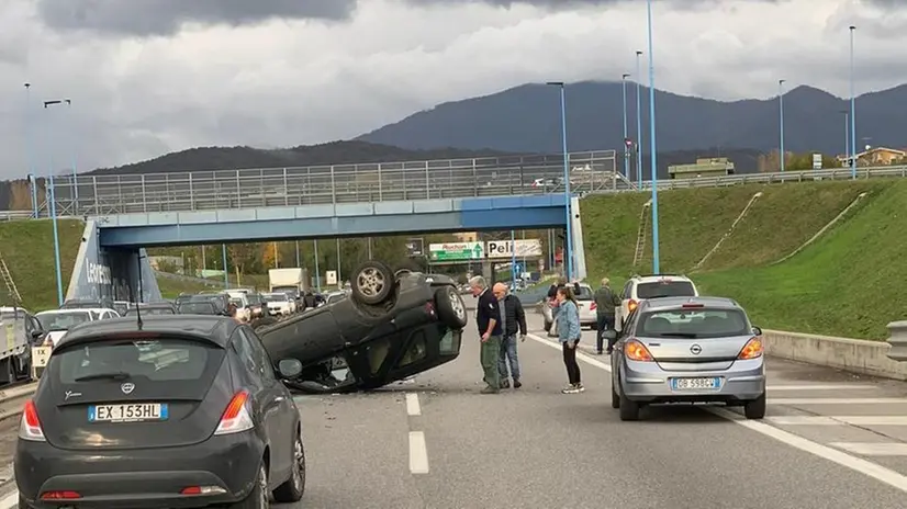 Tangenziale Ovest, auto ribaltata e traffico in tilt