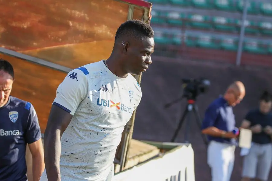 Mario Balotelli in campo con la maglia del Brescia