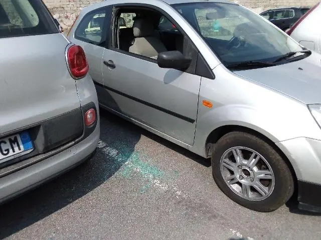 I furti. Finestrini delle auto rotti in via Sardegna