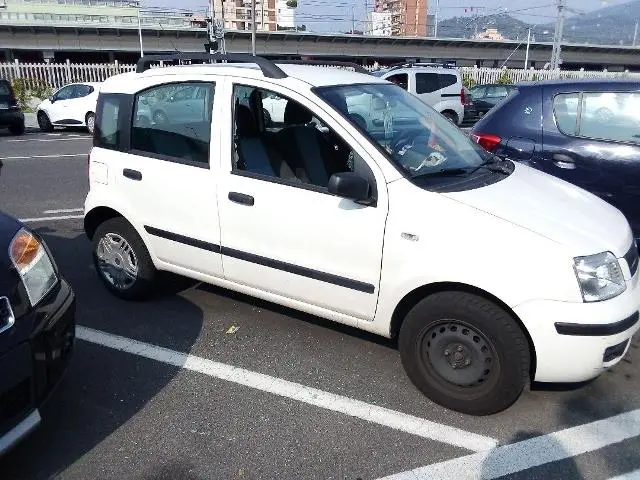 I furti. Finestrini delle auto rotti in via Sardegna