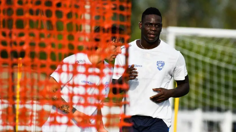 Mario Balotelli in allenamento a Torbole - Foto New Reporter Checchi © www.giornaledibrescia.it