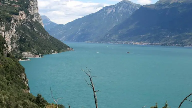 Una veduta del lago di Garda - © www.giornaledibrescia.it