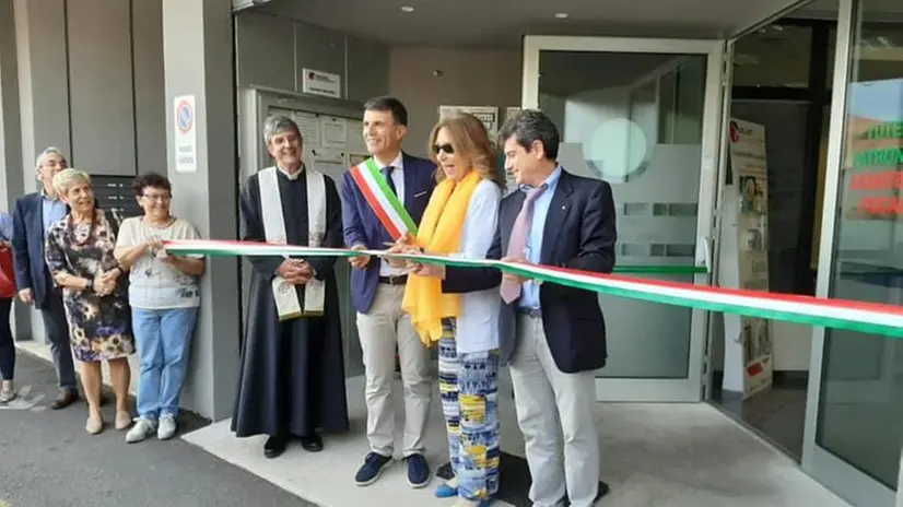 Il taglio del nastro nella nuova sede della Cisl a Gavardo - Foto © www.giornaledibrescia.it