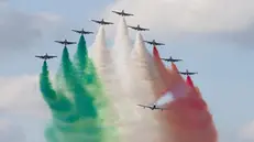 La fumata tricolore nel cielo del lago di Garda