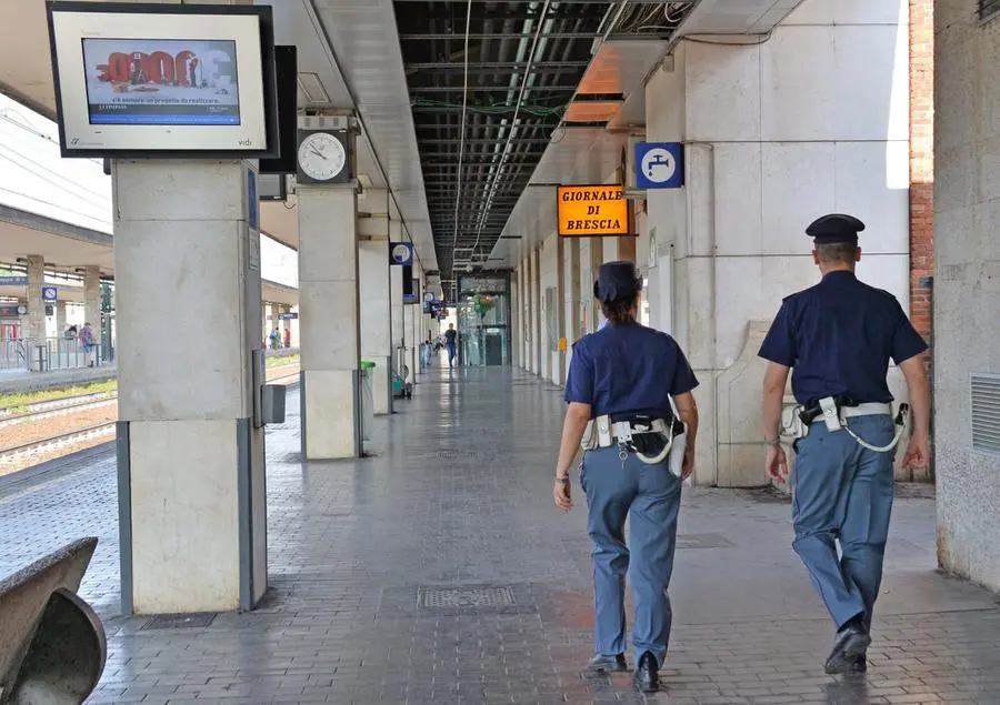 Agenti Polfer in stazione - Foto © www.giornaledibrescia.it