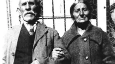 Silvestro «Dacórd» Gobbi, con la moglie Giannina, agli inizi del ’900 - Foto © www.giornaledibrescia.it