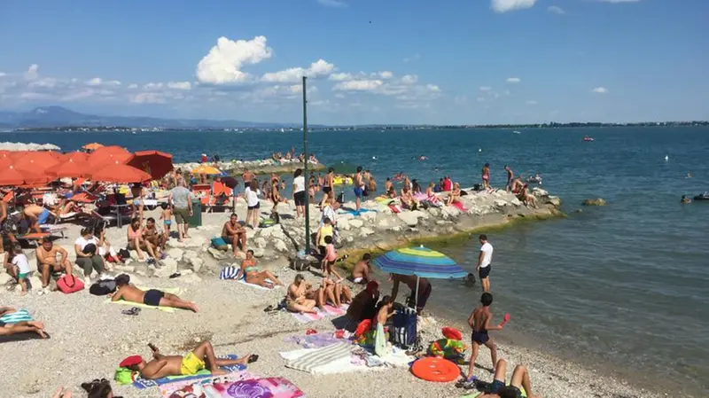 Turisti sul Garda - Foto © www.giornaledibrescia.it