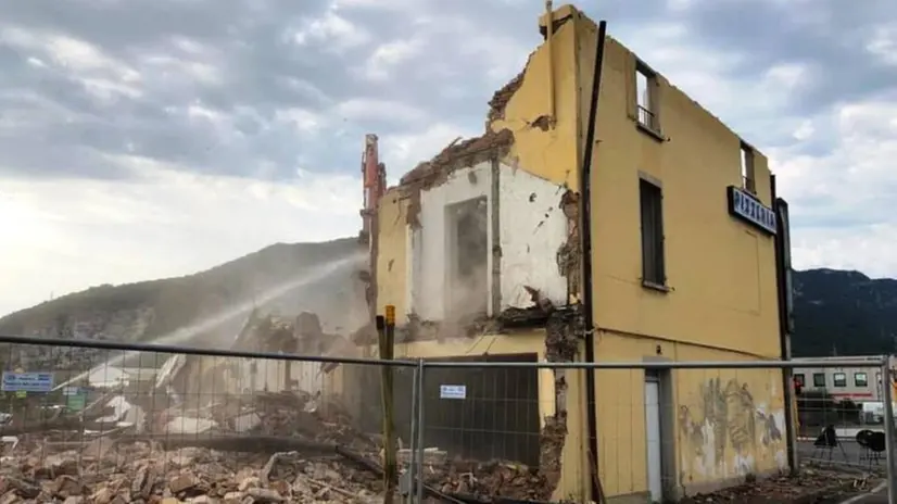 La demolizione dell'ex pizzeria Primavera