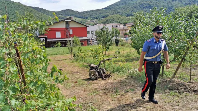 Uomo incastrato sotto la motozappa a Concesio