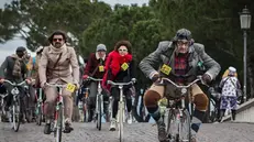 Pronti, via. Tutti in bici con abiti di ispirazione «fantozziana» - © www.giornaledibrescia.it