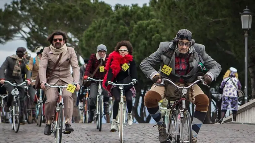 Pronti, via. Tutti in bici con abiti di ispirazione «fantozziana» - © www.giornaledibrescia.it