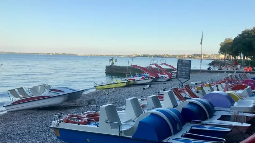 La spiaggia da dove è partito il pedalò, a Desenzano - Foto © www.giornaledibrescia.it