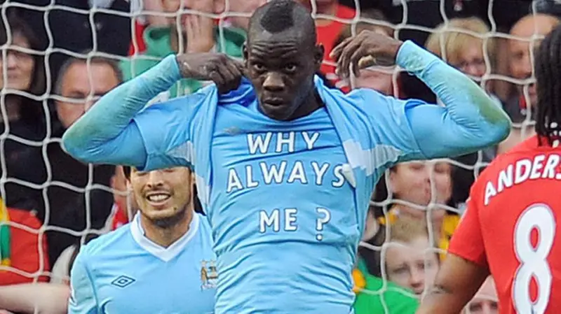 Balotelli ai tempi del Manchester City con la maglia «Why always me?»