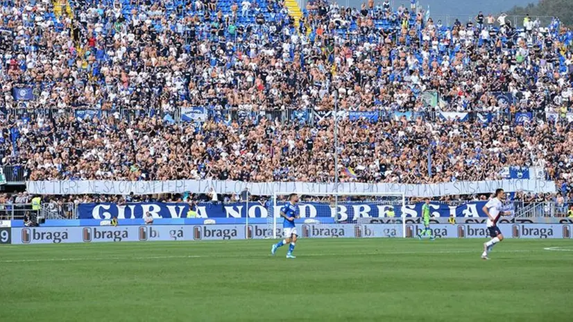 Lo striscione esposto dalla Curva Nord - Foto New Reporter Nicoli  © www.giornaledibrescia.it