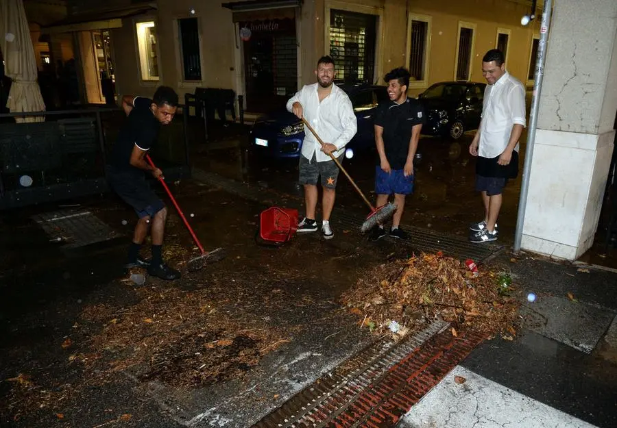 I danni. Gli esercenti dei locali puliscono caditoie e tombini // FOTO NEG