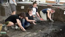 Studenti. Gli universitari, aspiranti archeologi, al lavoro per mettere allo scoperto alcuni pali e diversi reperti