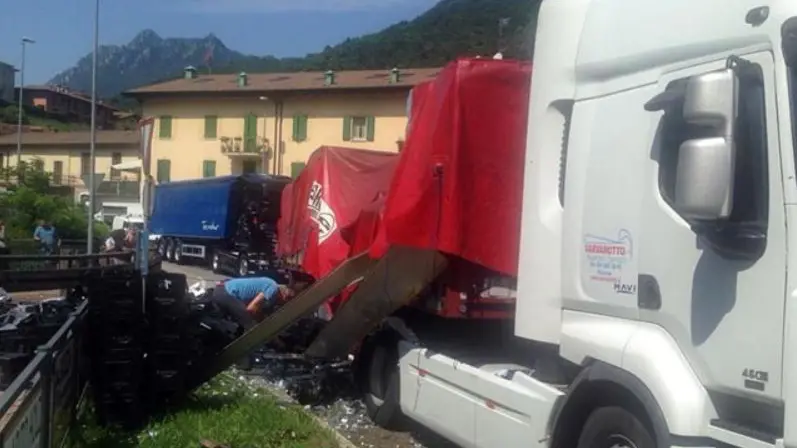 Il camion che ha perso il carico a Nozza - Foto © www.giornaledibrescia.it