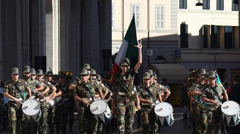 Sfilata. La Fanfara Tridentina degli alpini dell’Ana durante una recente esibizione