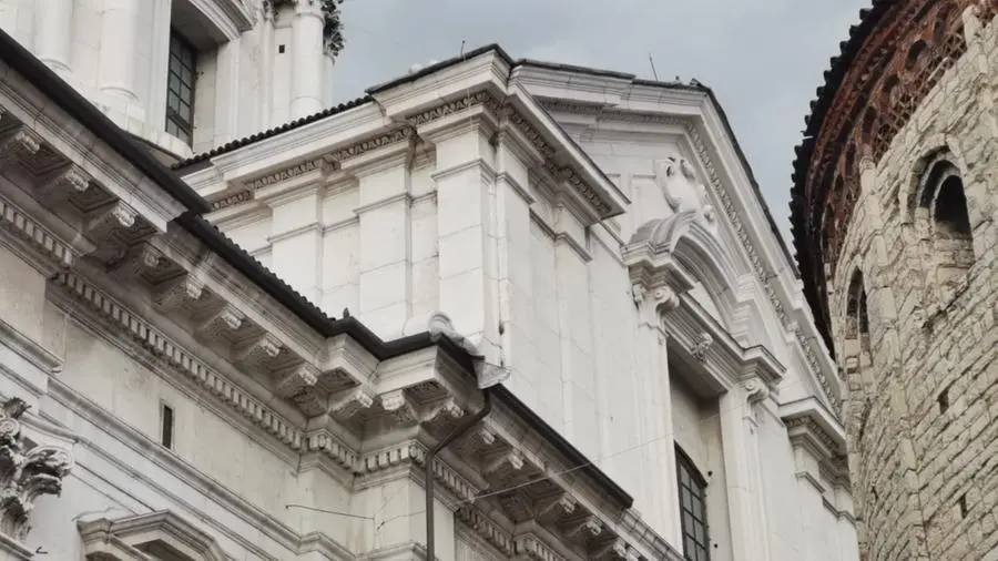 Il vento stacca anche il piombo del tetto del Duomo