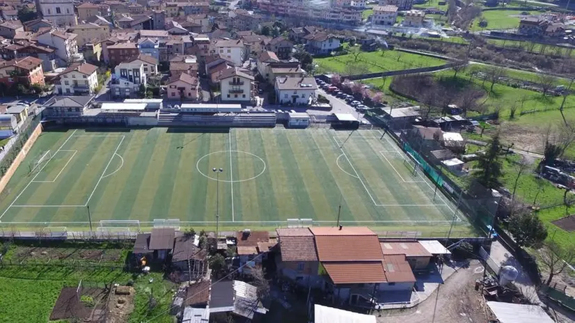 Via Grigna. La voragine aveva trascinato con sé il muro di sostegno del campo di calcio