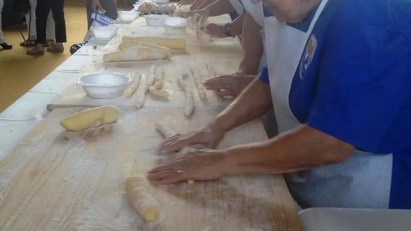 La produzione di gnocchi a Gottolengo