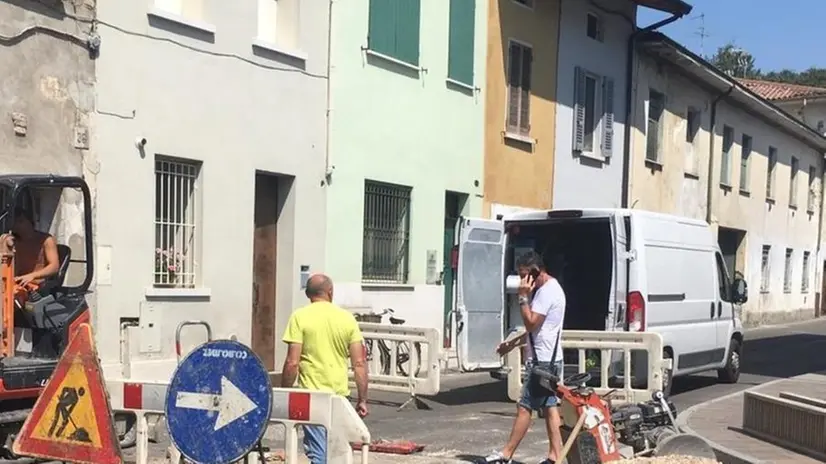 I tecnici di A2A al lavoro tutta la notte a Verolanuova: il guasto era in via Castello