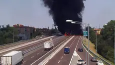 Le fiamme dell'incendio in A1