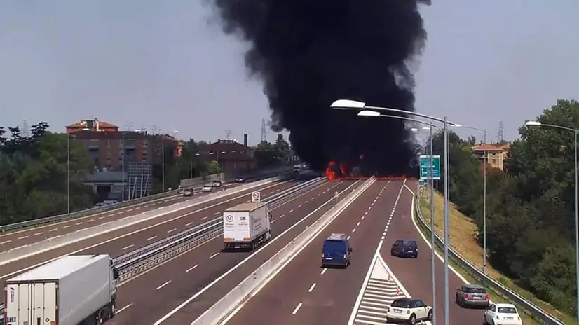 Le fiamme dell'incendio in A1